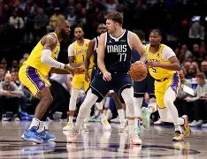 包含今晨夏洛特黄蜂备战社区盾东契奇与30激战C9分钟，现场解说直呼：赛地聚焦——中超集结日热度飙升的词条